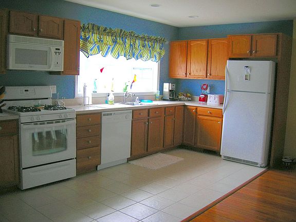 Kitchen with Ceramic Tile
