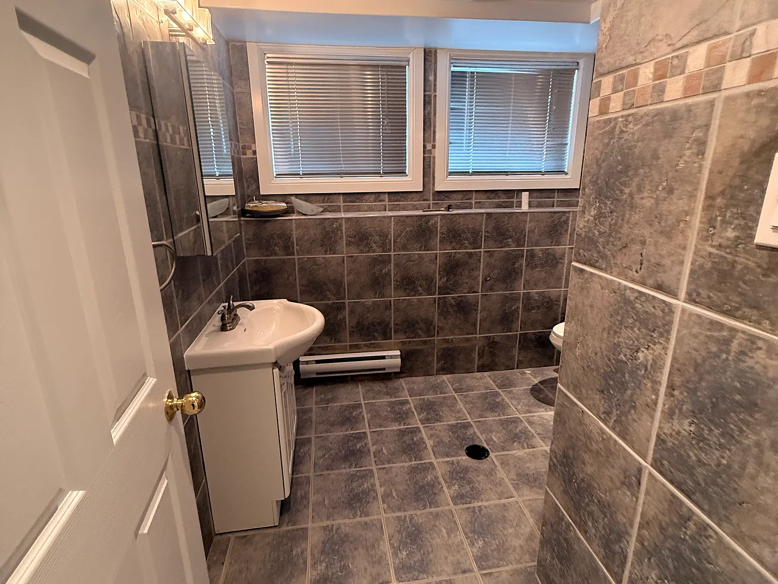 4 bed, 2400 sqft, $4,000 — Photo 2