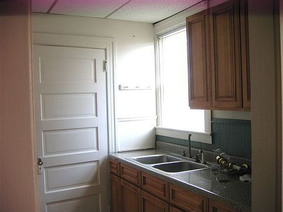 3rd image of 115 Waterman Ave