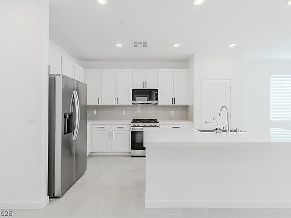 5th image of 873 Camargo St