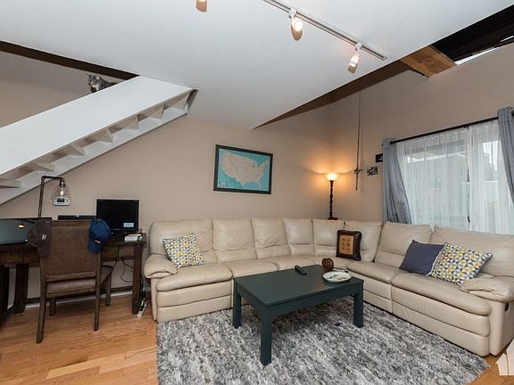 2nd image of 2826 N Burling St #418