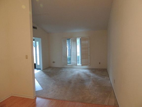 4th image of 101 Mossbark Ln