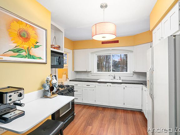 4th image of 215 Grand Rapids St