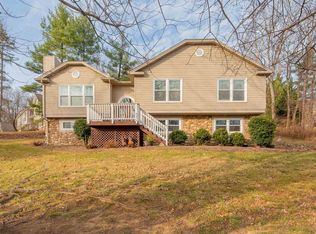 8011 Cedar Edge Rd NW, Roanoke, VA 24018