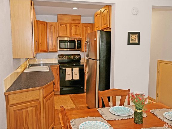 4th image of 123 NE Myreboe St #15E