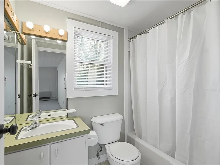 950 Shelburne Rd — Photo 8