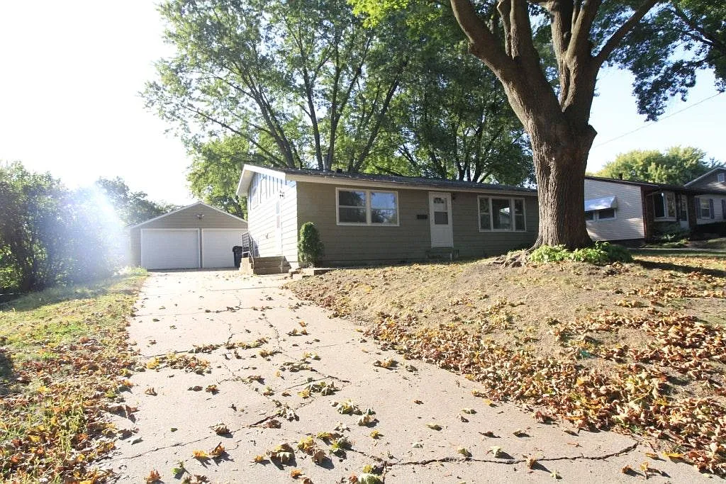3 bed, 1.5 bath, 1405 sqft, $1,750 — Photo 1