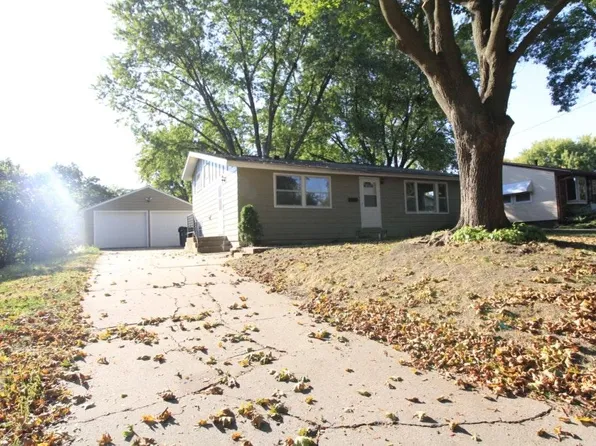 4515 Ozark St NE, Cedar Rapids, IA 52402