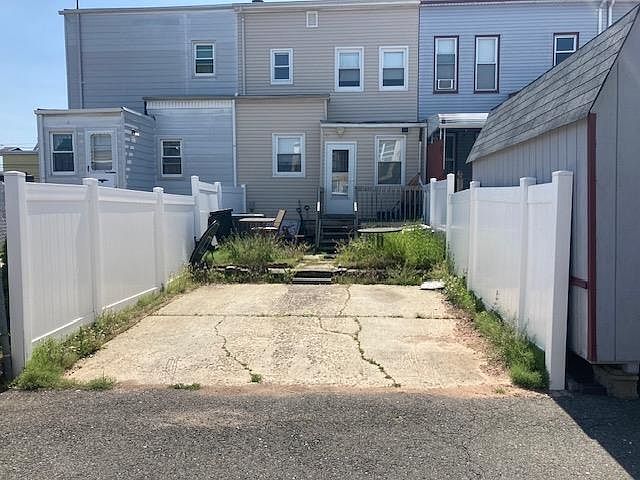 2nd image of 69 W 52nd St