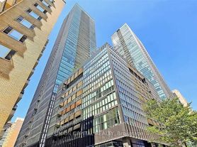 101 Charles St E