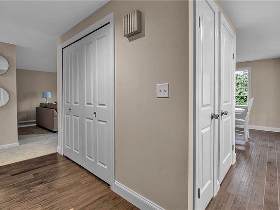 5th image of 154 Foxpoint Dr W