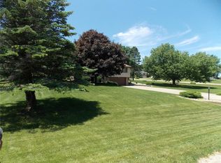 4900 Cedar View Dr, Cedar Rapids, IA 52404