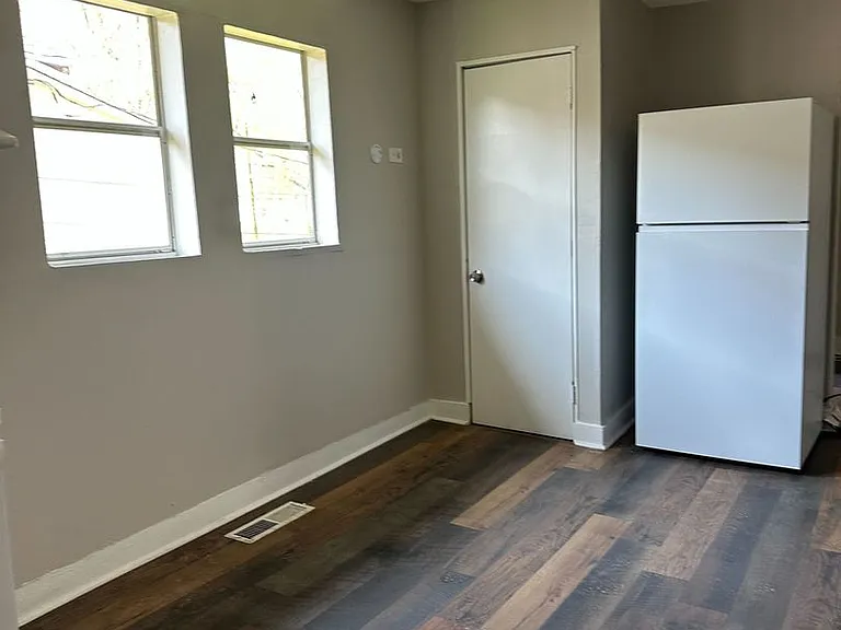 1304 Avenue G — Photo 9