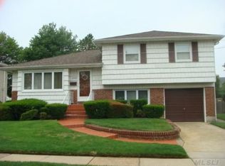 2426 Aron Dr N, Seaford, NY 11783