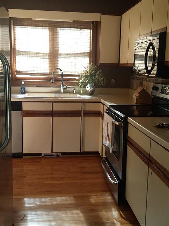 2nd image of 515 Caprice Ct #515