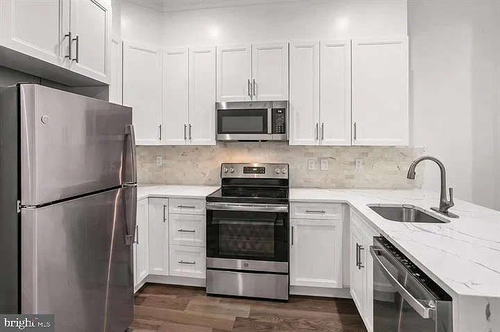 2 bed, 1.0 bath, 4243 sqft, $3,550 — Photo 3
