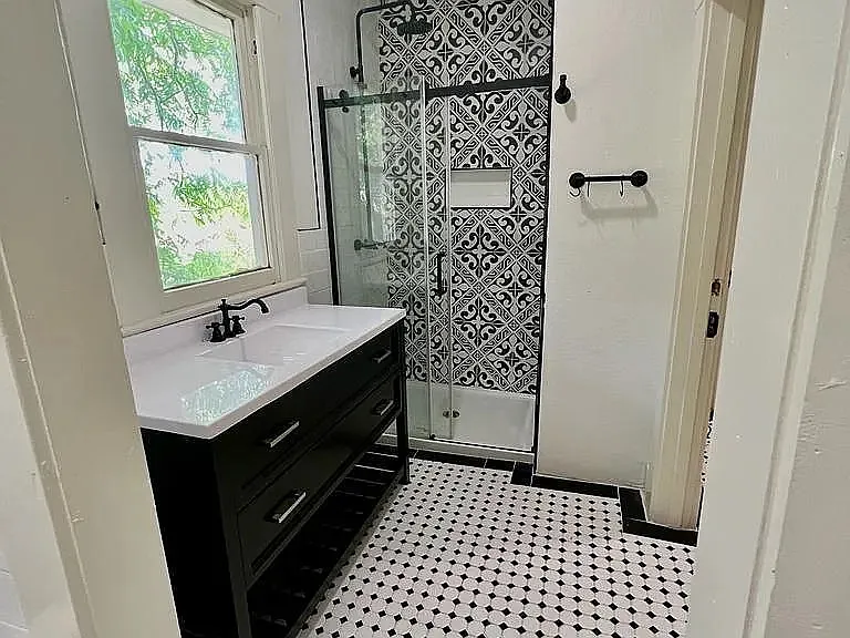 417 W Franklin St — Photo 6