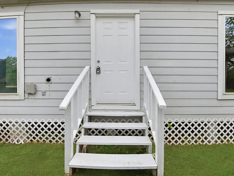 303 Gans St #B — Photo 3