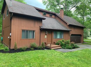 864 Twin Lakes Rd, Shohola, PA 18458
