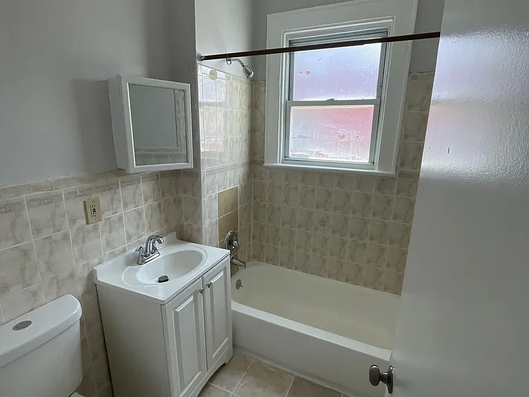 381 Leslie St #2F — Photo 3