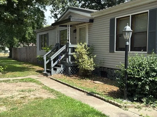 200 E Blake St, Benton, IL 62812