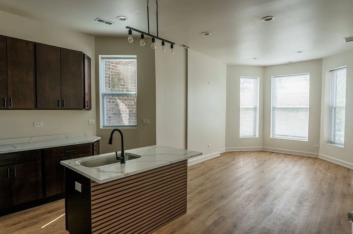 4 bed, 2076 sqft, $2,100 — Photo 2