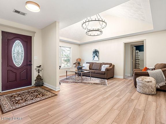 5th image of 107 Lexington Ct