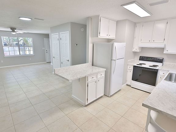 4th image of 213 4th St #B
