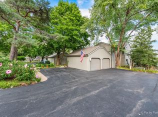 321 Shoreline Rd APT B, Lake Barrington, IL 60010