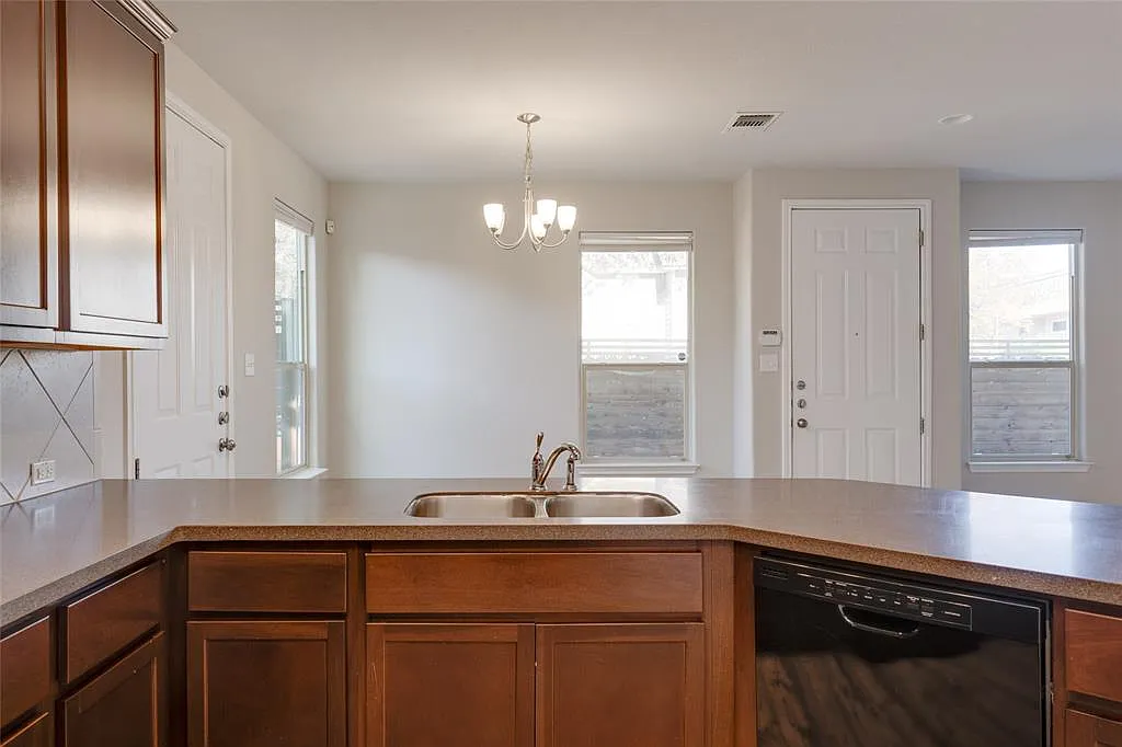 3 bed, 1410 sqft, $2,000 — Photo 4