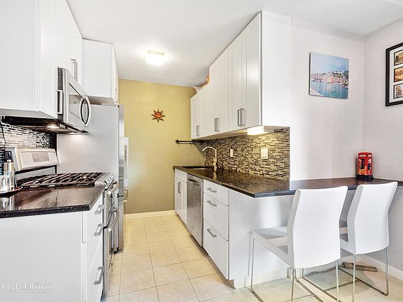 3rd image of 30 W 60th St APT 14S