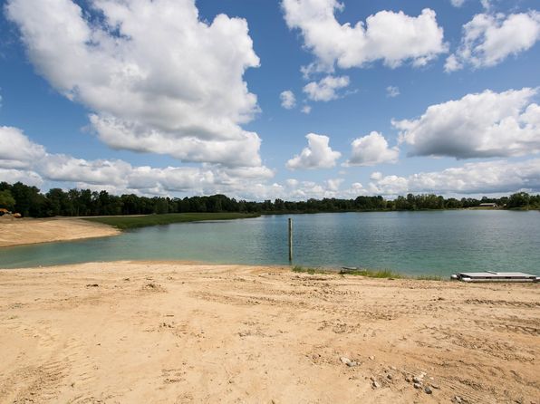 8860 Bryce Rd, Avoca, MI 48006