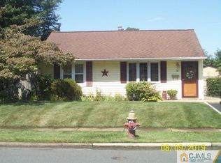 25 Idlewild Rd, Edison, NJ 08817