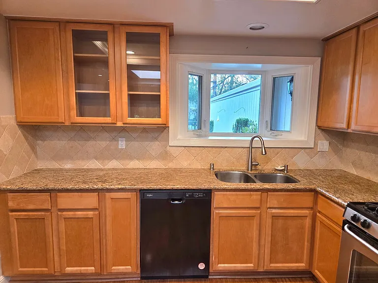 565 Rolling Hills Ln — Photo 6