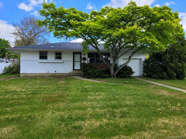 5 Thorpe Lane, East Islip, NY 11730