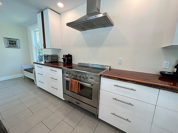 4th image of 360 Bristol Ln