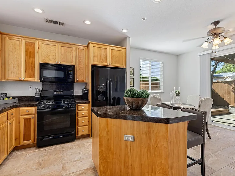 611 Ash Ct — Photo 5