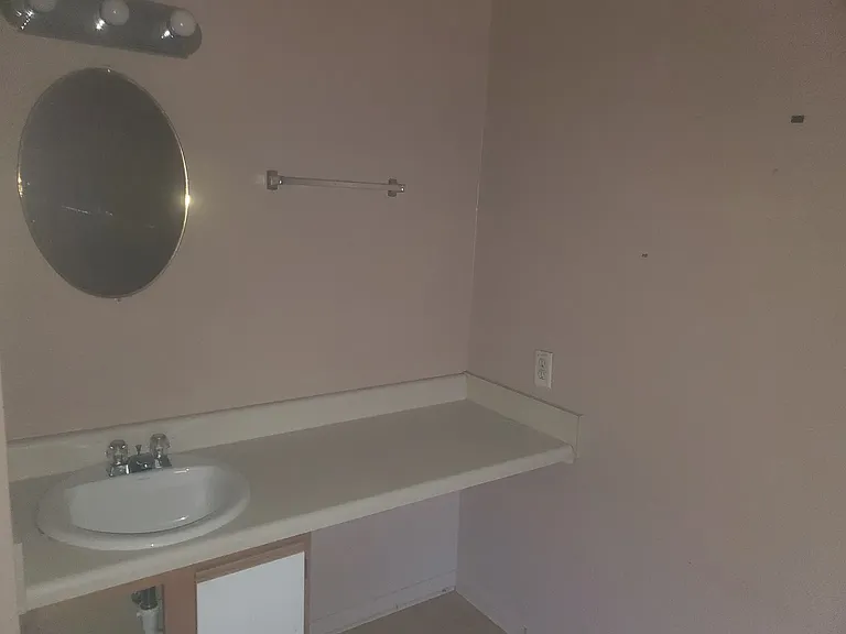 908 W Avenue B #2 — Photo 2