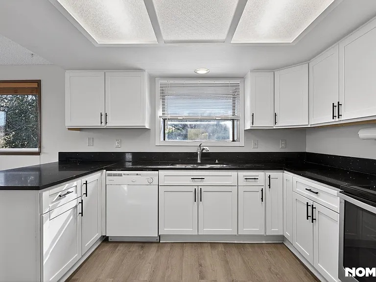 5615 S 141st St — Photo 10