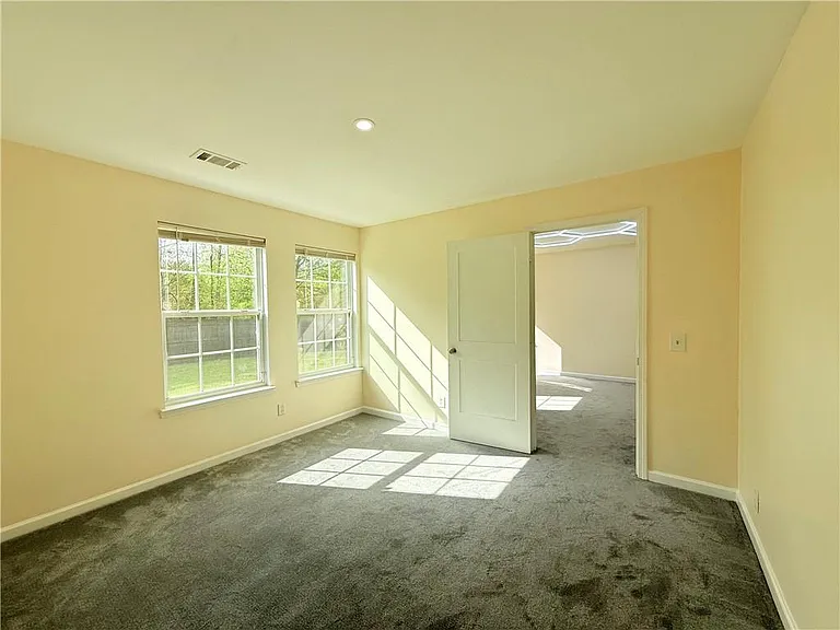 893 Hawthorn Ln — Photo 11