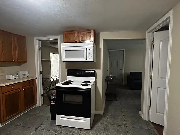 70 Groton Ave — Photo 9