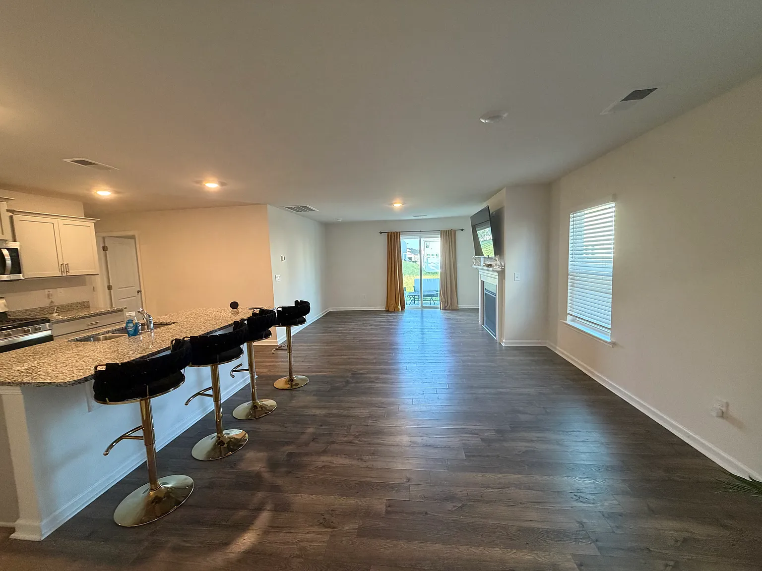 5 bed, 2368 sqft, $3,000 — Photo 4