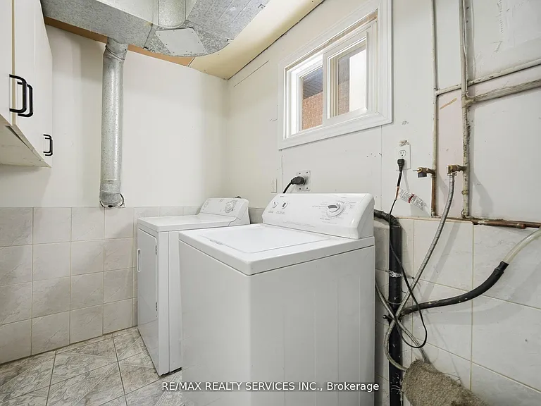 8 Deerpark Cres S #LOWER — Photo 2
