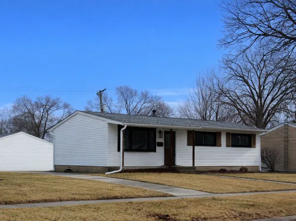 163 Terry Ct, Woodstock, IL 60098