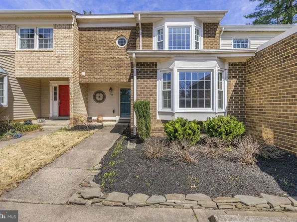 716 Hunter Ct SW, Vienna, VA 22180