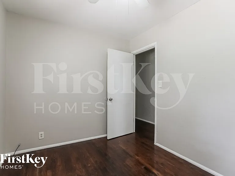 8812 Manchester Ave — Photo 10