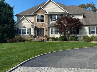 13 Cason Dr, Commack, NY 11725