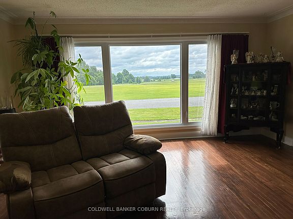 3rd image of 20 Elizabeth Dr
