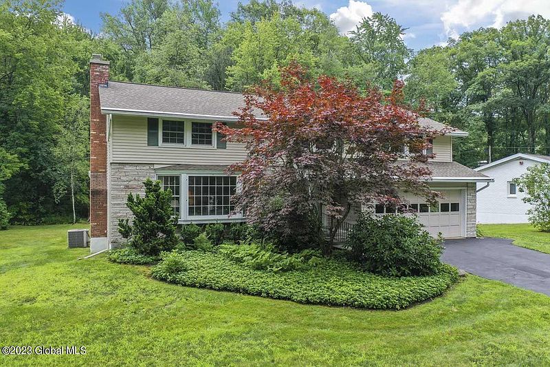2nd image of 904 Heather Lane