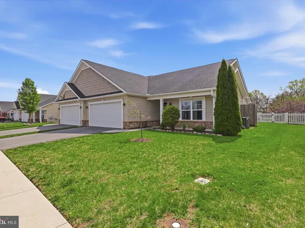 75 Saffron Ter, Falling Waters, WV 25419